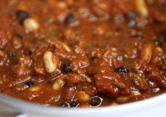 Chili con carne met paprika, prei en witte bonen